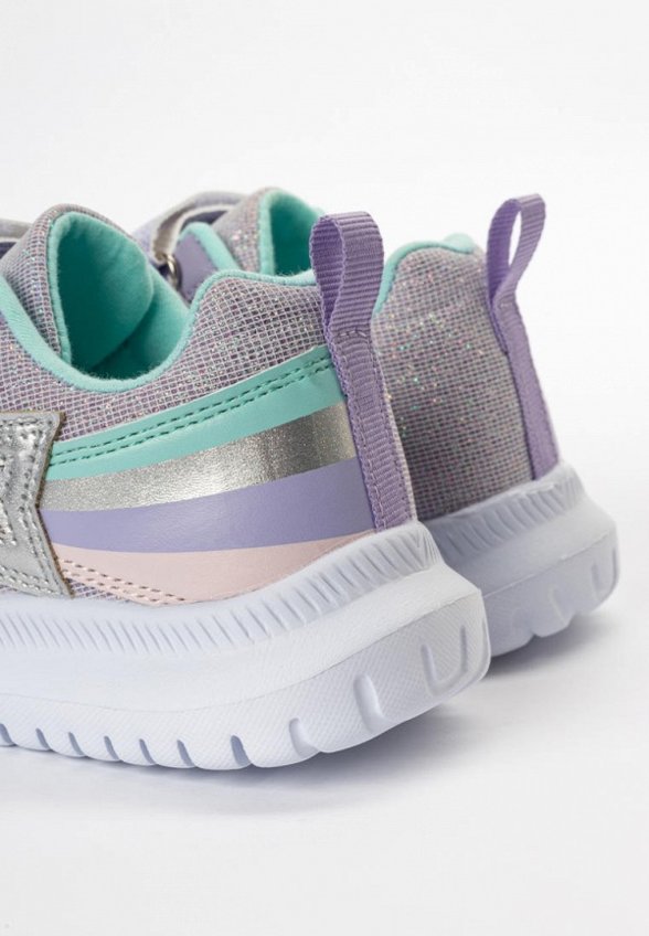 Кроссовки Tikkago