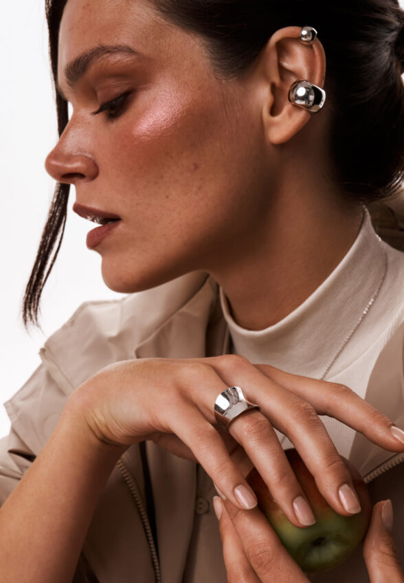 Широкое кольцо вогнутой формы из серебра MIE