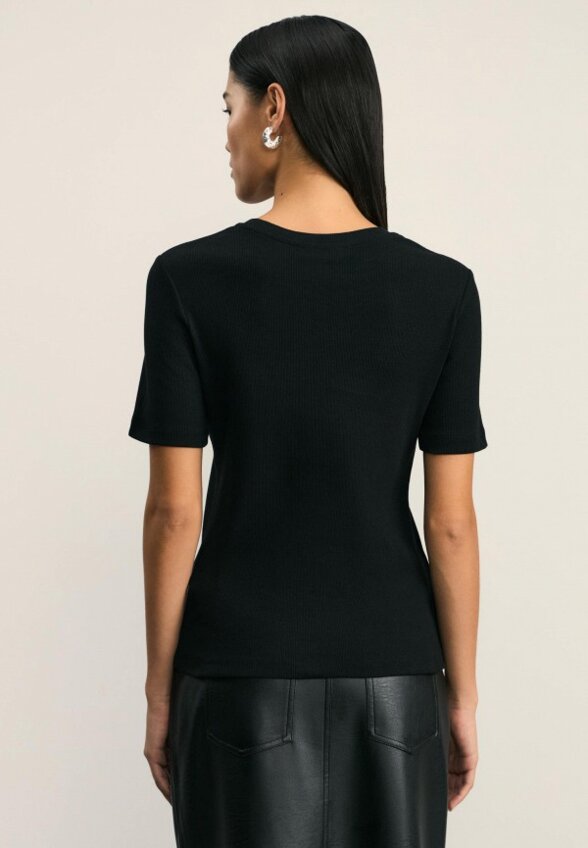 Футболка Zarina