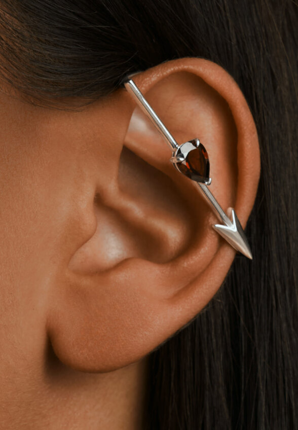 Серебряный кафф-стрела ЭРОС с натуральным гранатом MIE