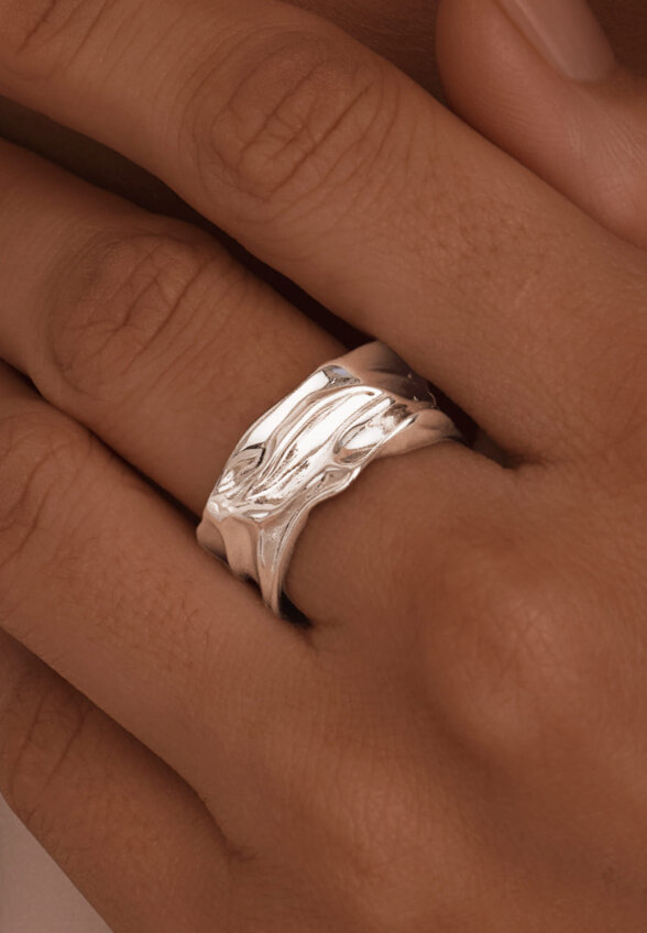 Широкое серебряное кольцо с мятым эффектом MIESTILO  MIE