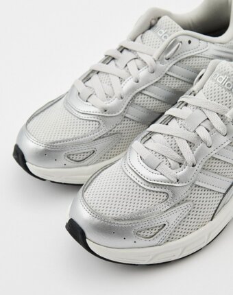 Кроссовки adidas женщинам