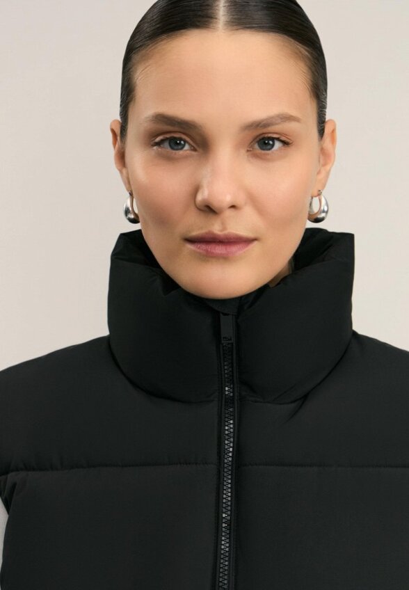 Жилет утепленный Zarina