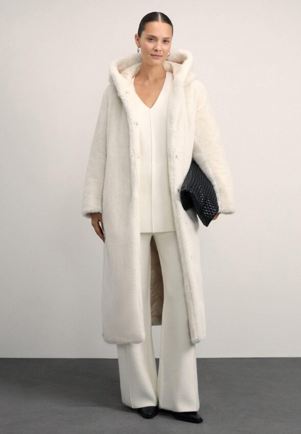 Пальто меховое Zarina