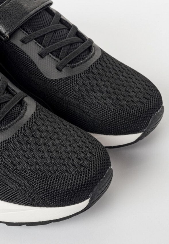 Кроссовки Tikkago