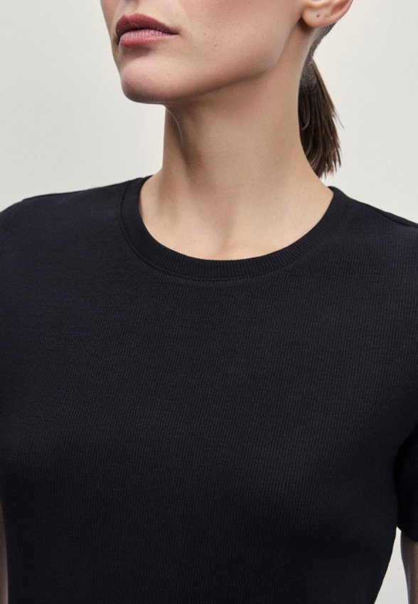 Футболка Zarina