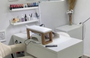 Top nail house