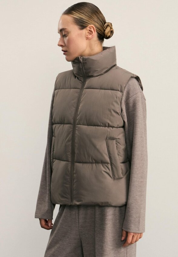 Жилет утепленный Zarina