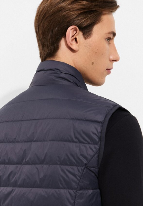 Жилет утепленный EA7