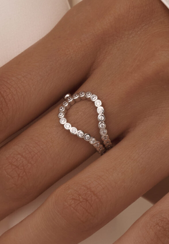 Серебряное кольцо с фианитами MIE