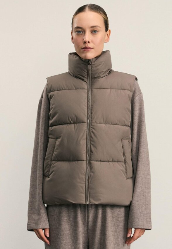 Жилет утепленный Zarina