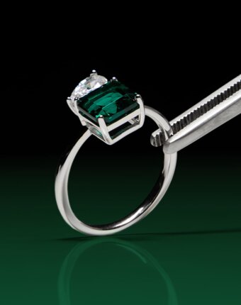 Серебряное кольцо АУРА с выращенным изумрудом MIE женщинам