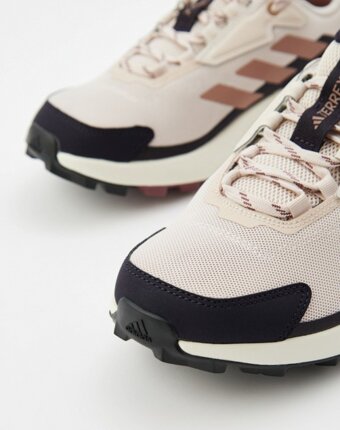 Кроссовки adidas женщинам