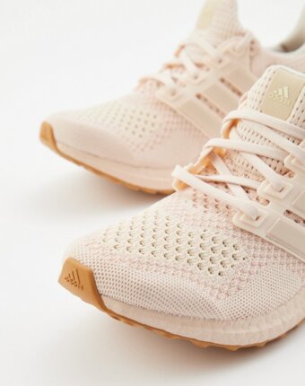Кроссовки adidas женщинам