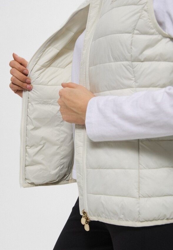 Жилет утепленный EA7