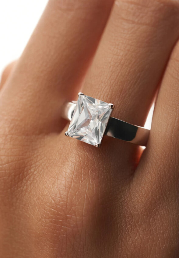 Серебряное кольцо Келли с фианитом MIE