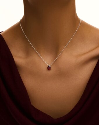 Серебряное колье ЭРОС на тонкой цепочке с натуральным гранатом MIE женщинам