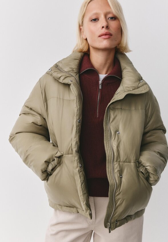 Утепленная куртка с высоким воротником