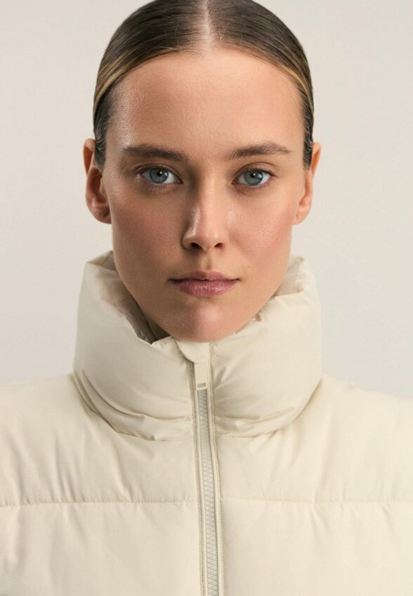 Жилет утепленный Zarina