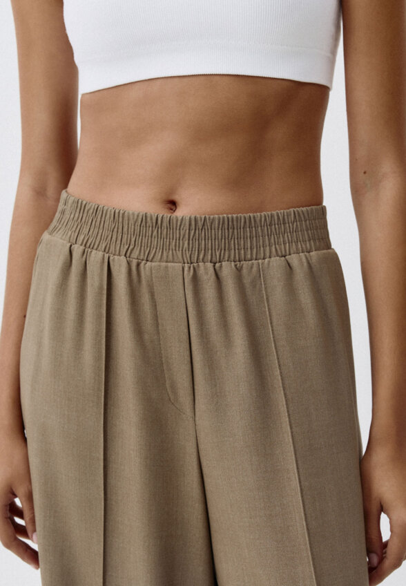 Костюмные брюки на резинке