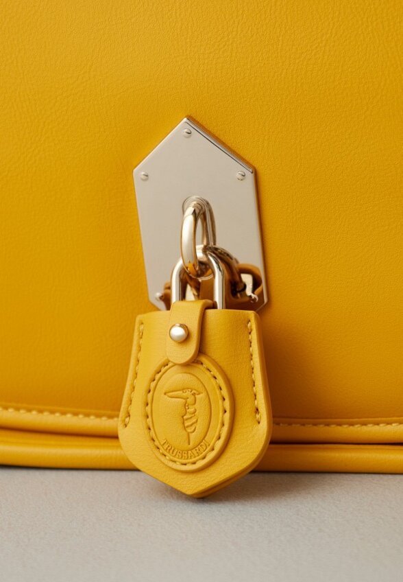 Сумка и брелок Trussardi