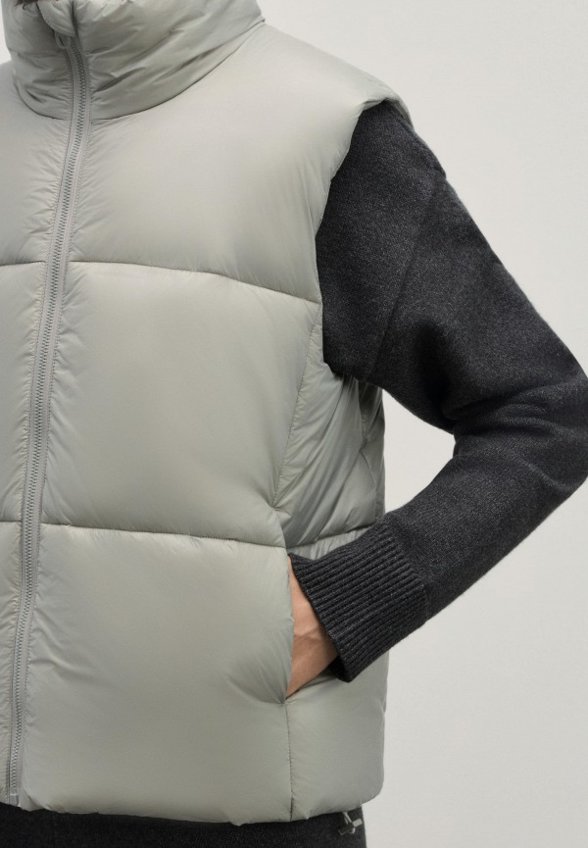 Жилет утепленный Zarina