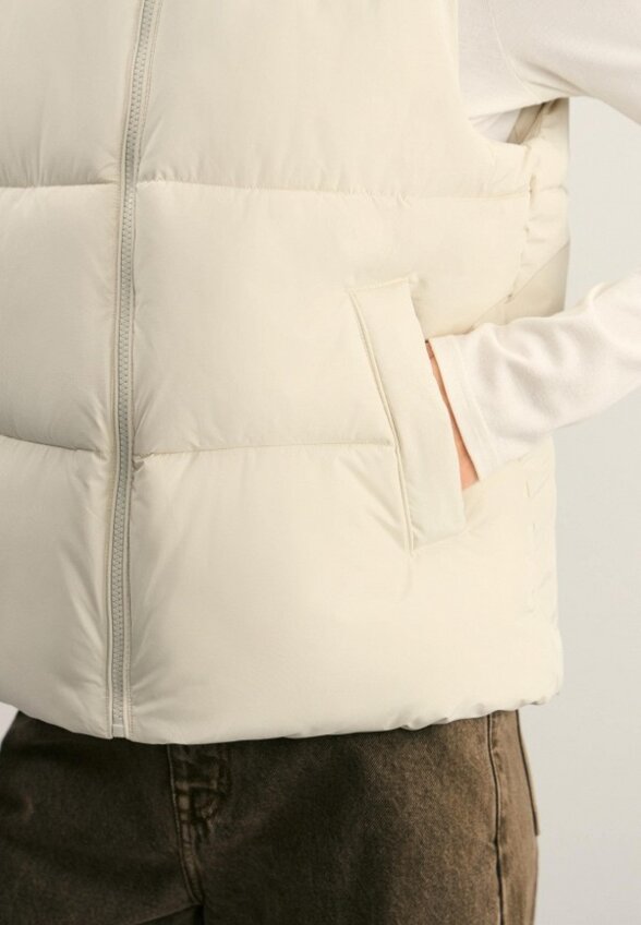 Жилет утепленный Zarina