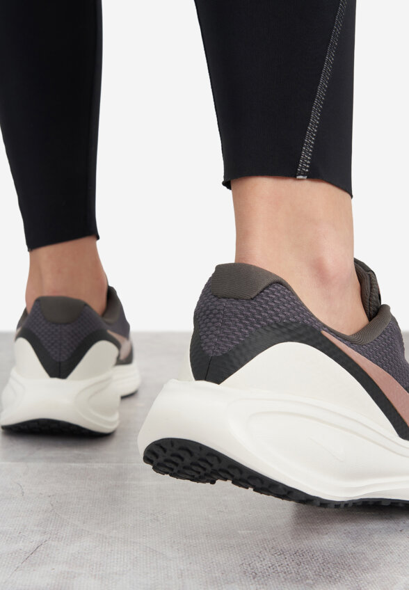 Кроссовки женские Nike Revolution 8, Черный