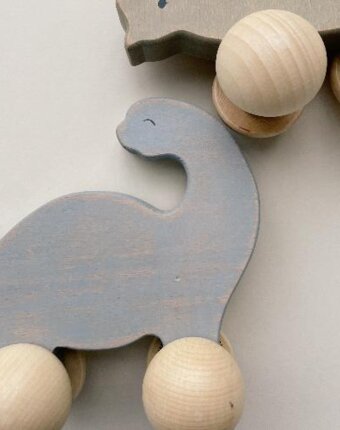 Игрушка на колесах Konges Slojd "Rollling Dino Family", голубая детям