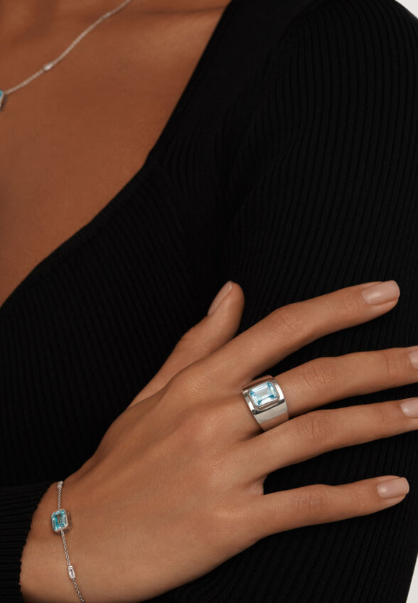 Серебряный браслет ПОЛНОЧЬ с голубым фианитом в огранке Эмеральд MIE