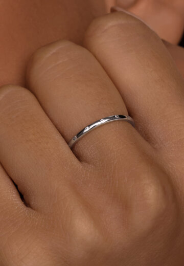 Тонкое серебряное кольцо с фианитами MIESTILO  MIE