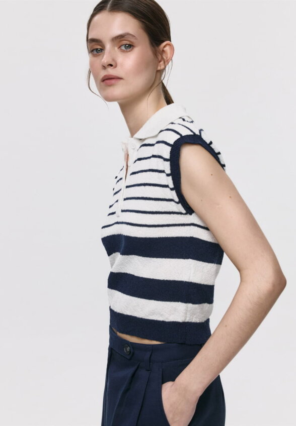 Вязаный топ в полоску с воротником