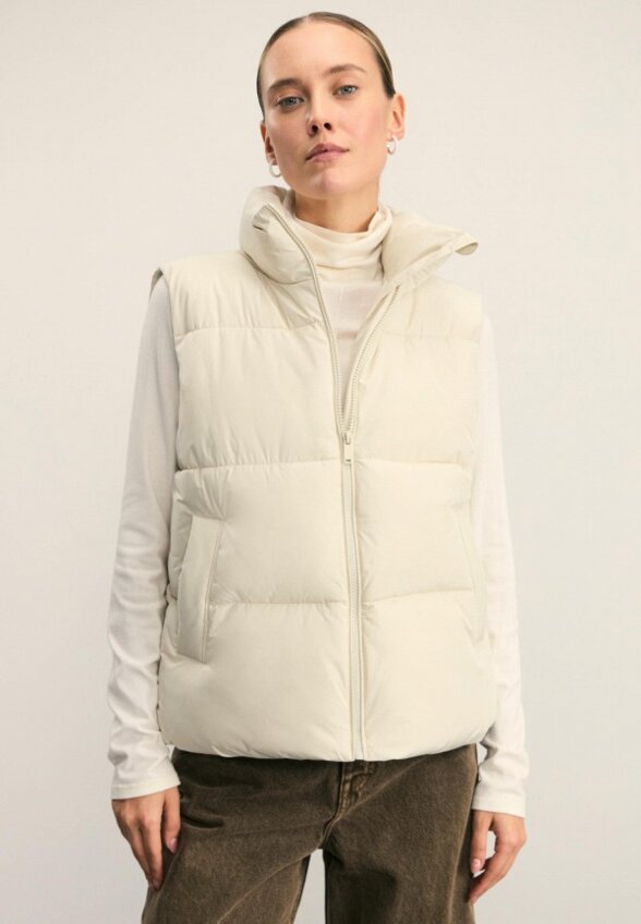 Жилет утепленный Zarina