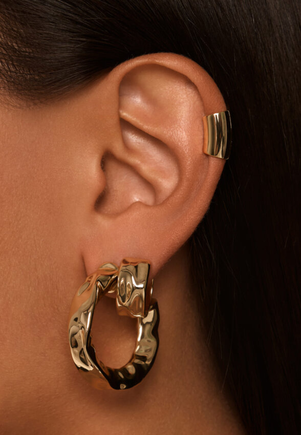 Серебряные серьги-кольца из мятого металла в покрытии желтое золото MIE