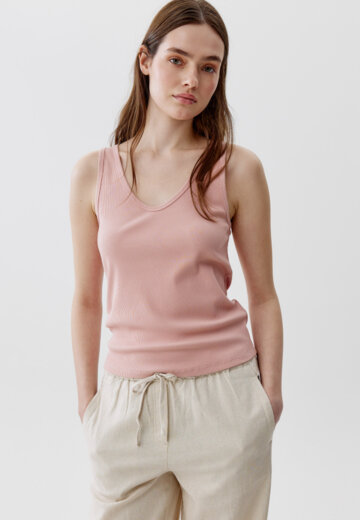 Топ приталенный с треугольным вырезом в рубчик