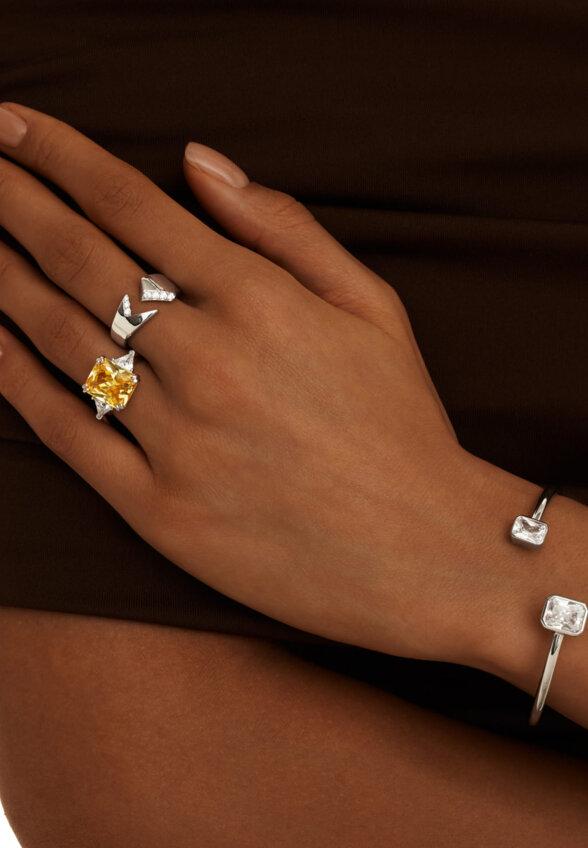 Серебряное крупное кольцо с желтым фианитом MIE