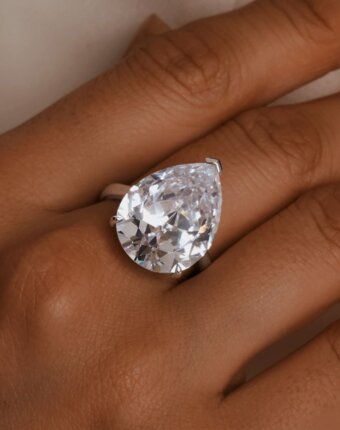 Коктейльное кольцо из серебра с фианитом Груша MIE женщинам