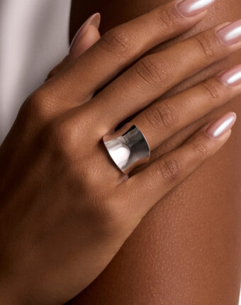 Широкое кольцо вогнутой формы из серебра MIE женщинам