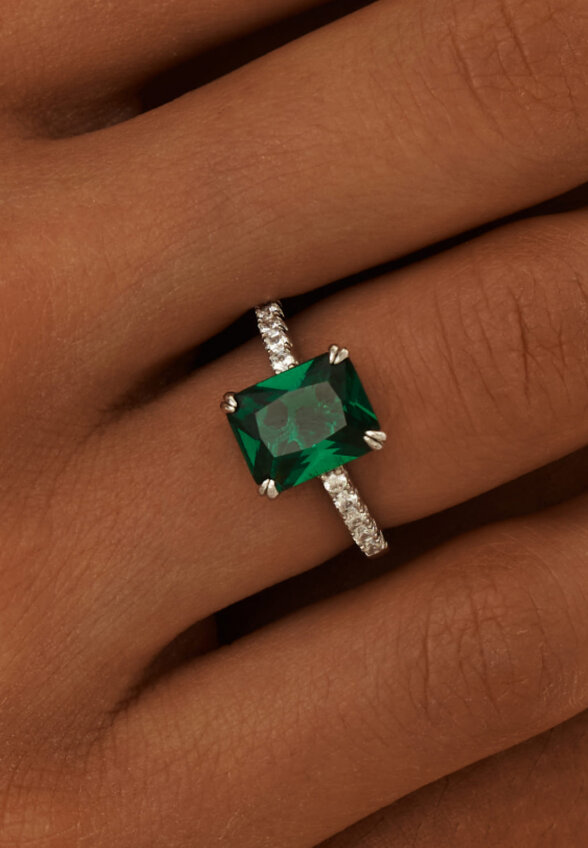 Серебряное кольцо с зеленым камнем MIE