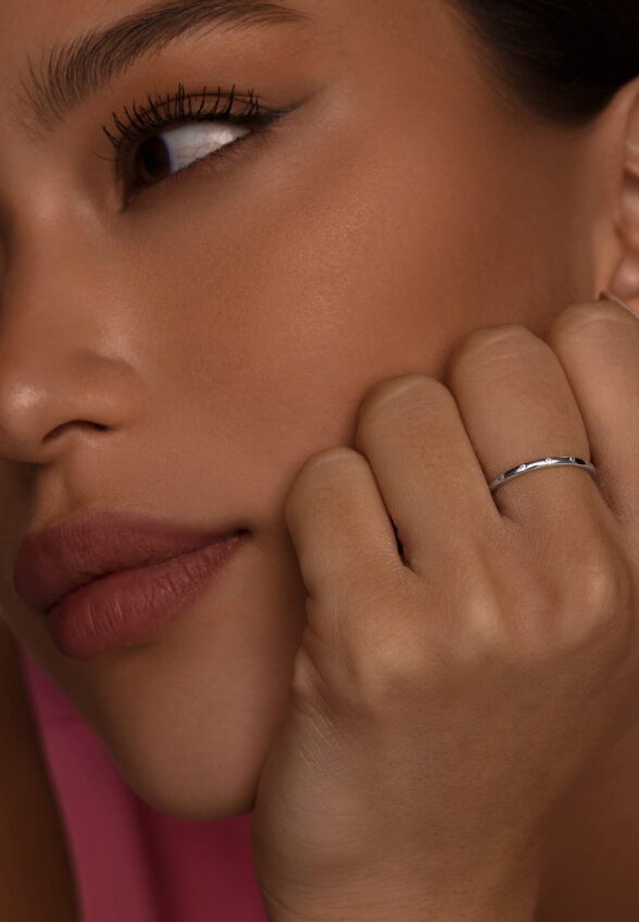 Тонкое серебряное кольцо с фианитами MIESTILO  MIE