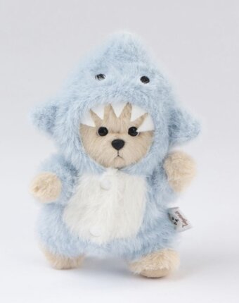 Медведь Lina TeddyTales, XS ,в костюмчике Акула, молочный, брелок, 15 см детям