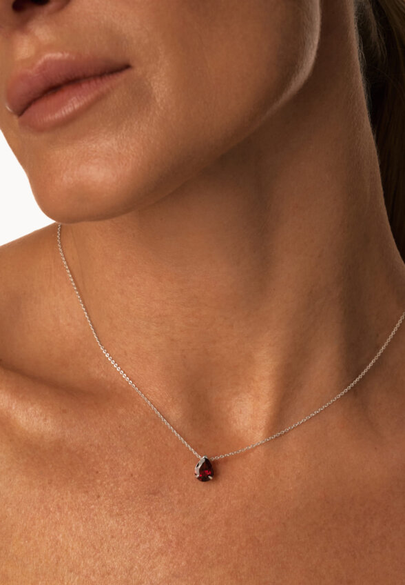 Серебряное колье ЭРОС на тонкой цепочке с натуральным гранатом MIE