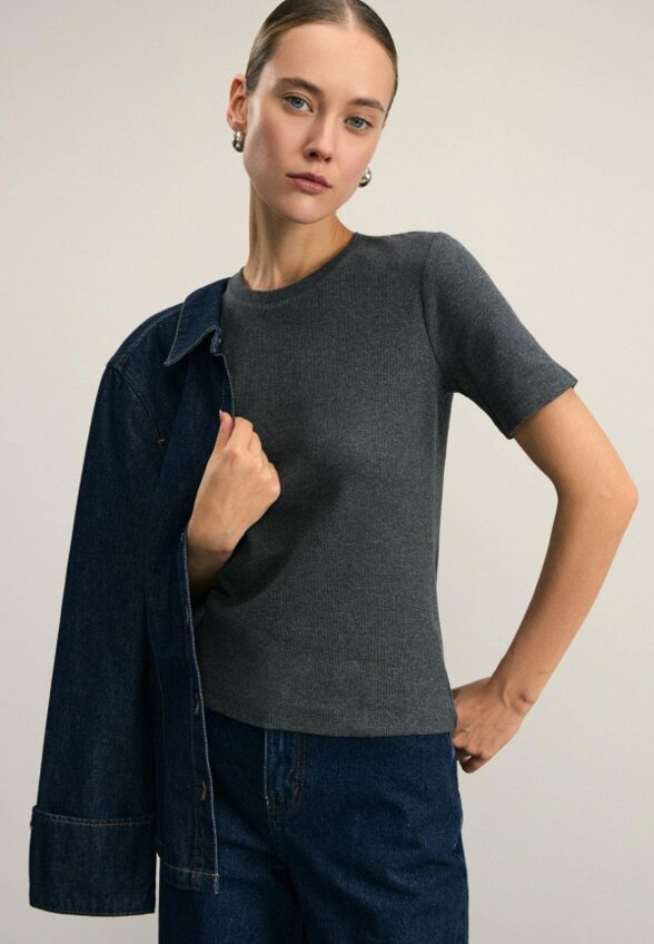 Футболка Zarina