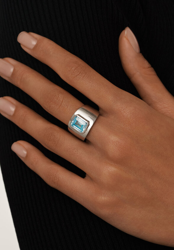 Серебряное кольцо ПОЛНОЧЬ с голубым фианитом в огранке Эмеральд MIE