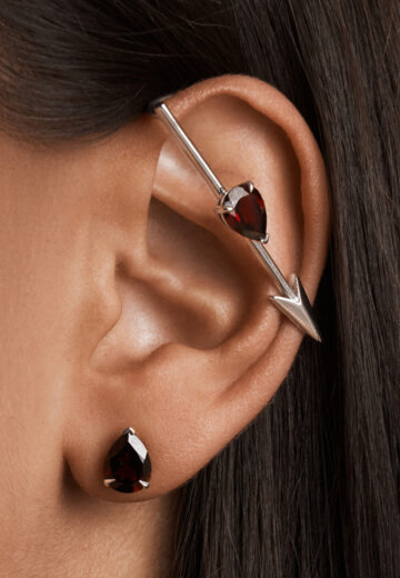 Серебряный кафф-стрела ЭРОС с натуральным гранатом MIE