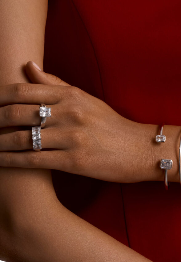 Серебряный жесткий браслет с ассиметричными фианитами в огранке Эмеральд MIE