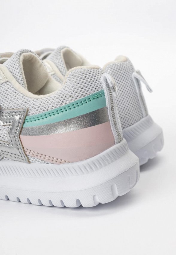 Кроссовки Tikkago