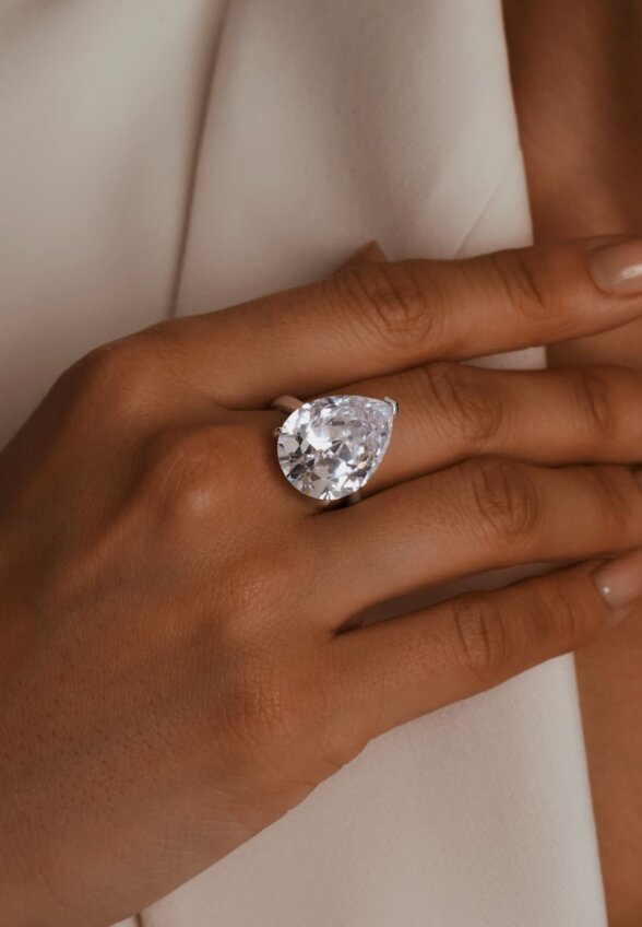 Коктейльное кольцо из серебра с фианитом Груша MIE