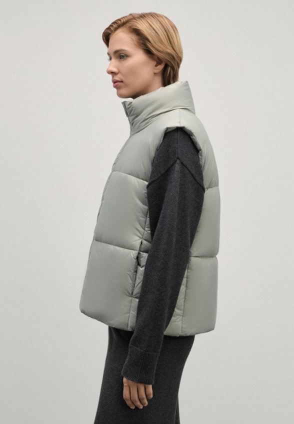 Жилет утепленный Zarina