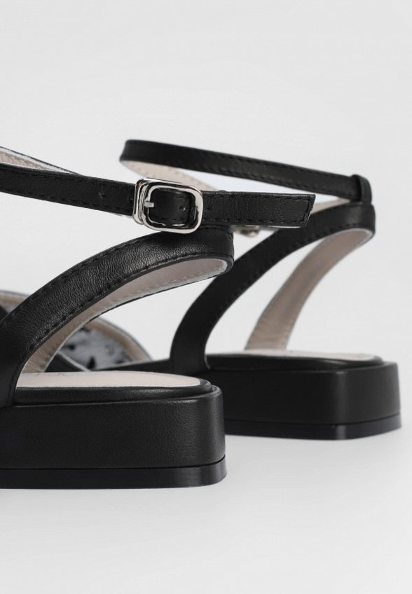 Сандалии Calin Doux